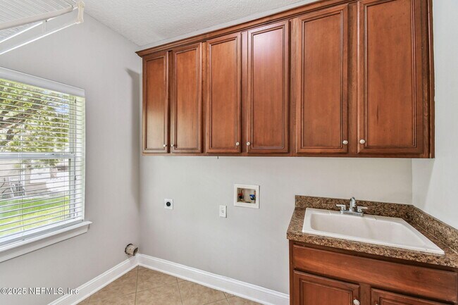 Building Photo - 263 Stonewell Dr