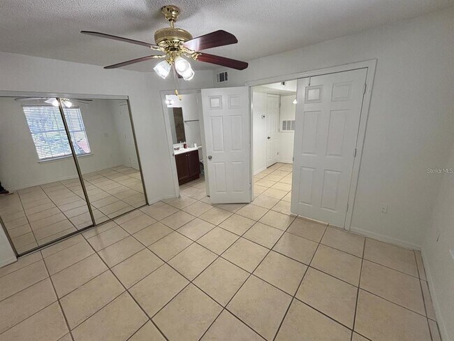 Building Photo - 433 Fountainhead Cir