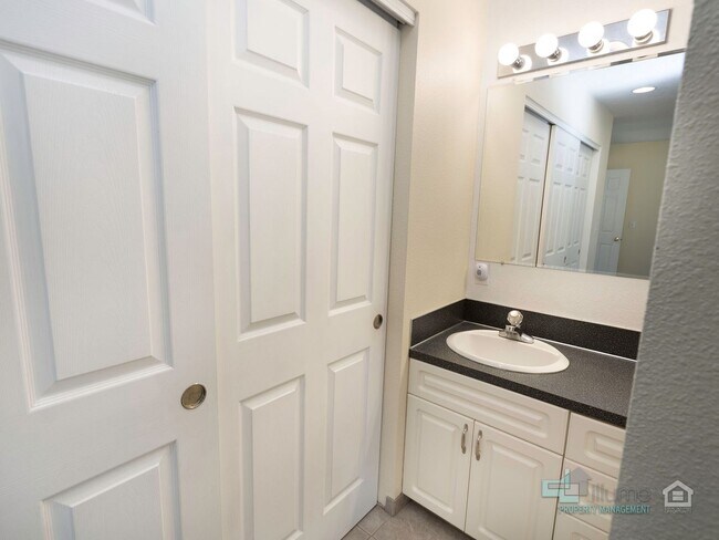 Building Photo - West Linn Single Family 3 Bd/2.5 Bth w/ Ba...