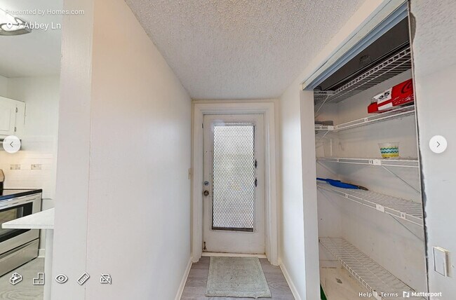 Building Photo - 2 2 Abbey Ln