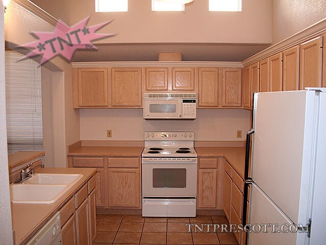 Building Photo - Home in Oaks of the Ranch HOA ~ HOLD