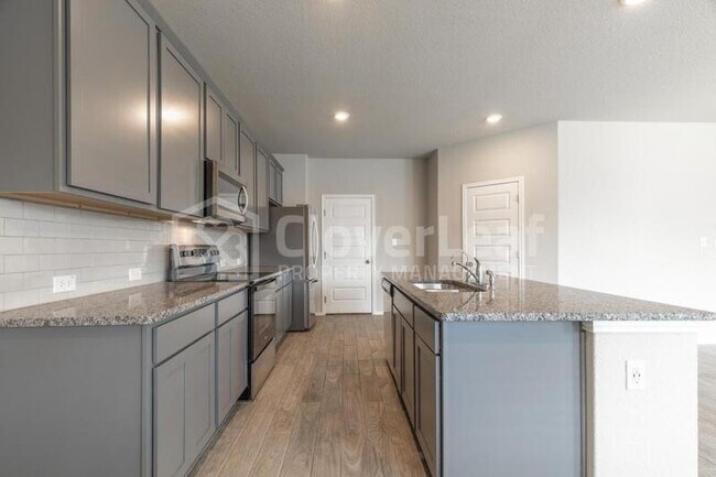 Building Photo - 2433 Ayers Dr