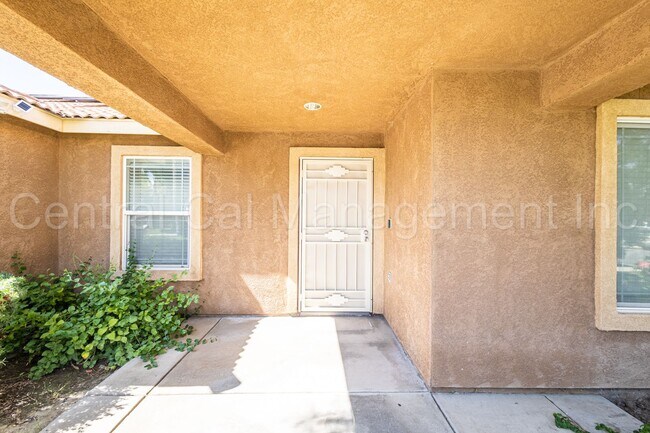 Building Photo - 4 Bedroom/2 Bath Home with an office and S...