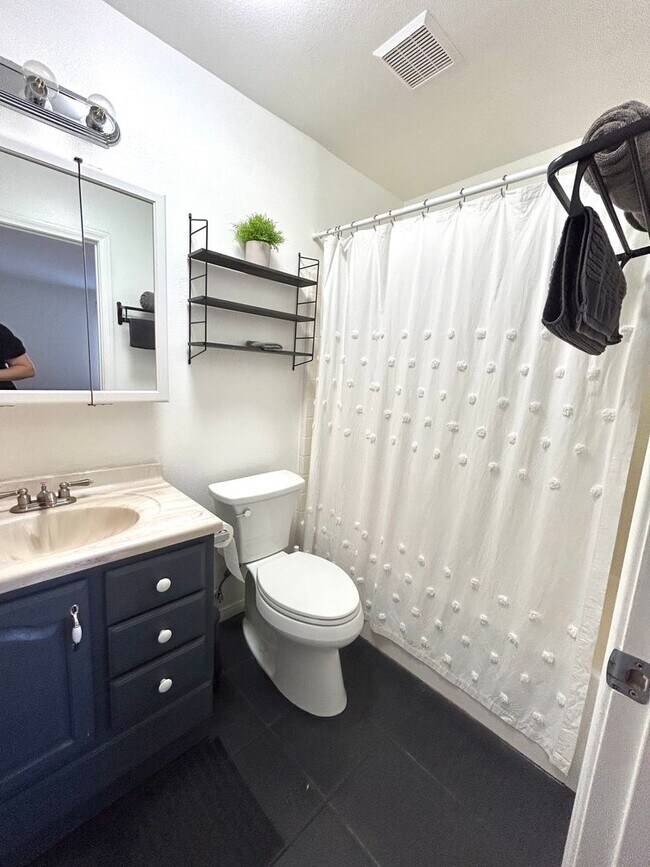Building Photo - Furnished 3 Bedroom 2 Bathroom Home