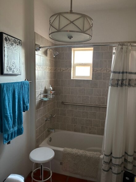 Building Photo - 1522 Edith Blvd NE