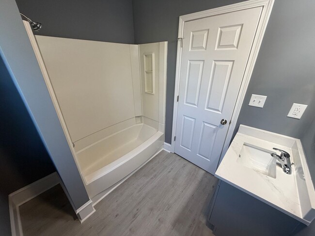 Building Photo - Amazing 7 Bedroom 2 bathroom updated home for rent in Burlington, NC