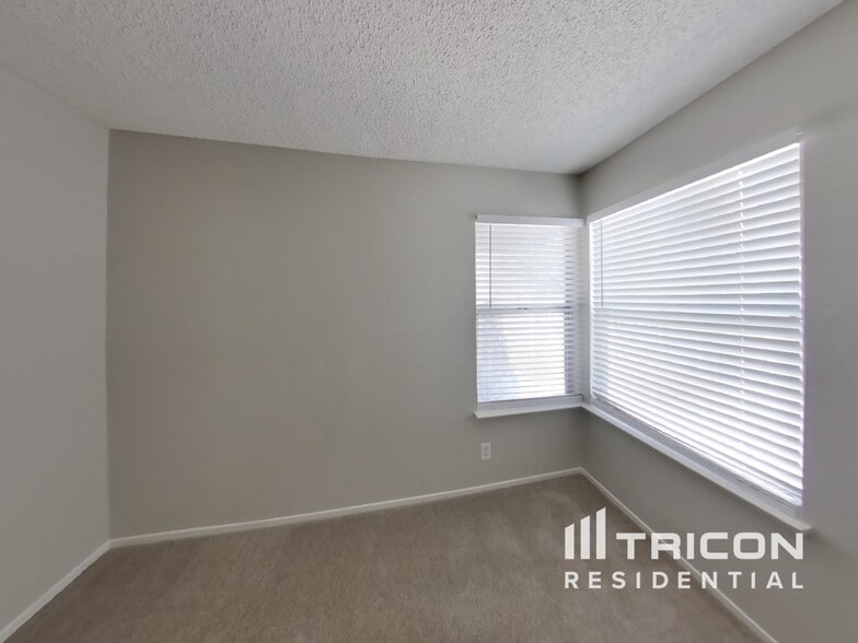 Building Photo - 1833 Ridgefield Dr