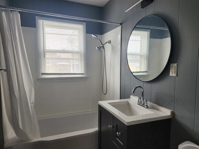 Building Photo - 628 NE 34th St