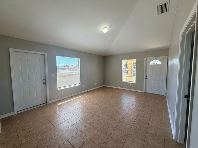 Building Photo - 3 bedrooms and 2 baths! FRESHLY RENOVATED!