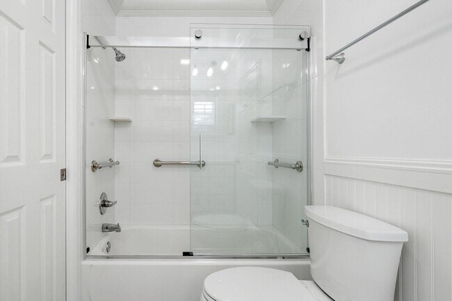 Building Photo - 150 SW 11th Ct