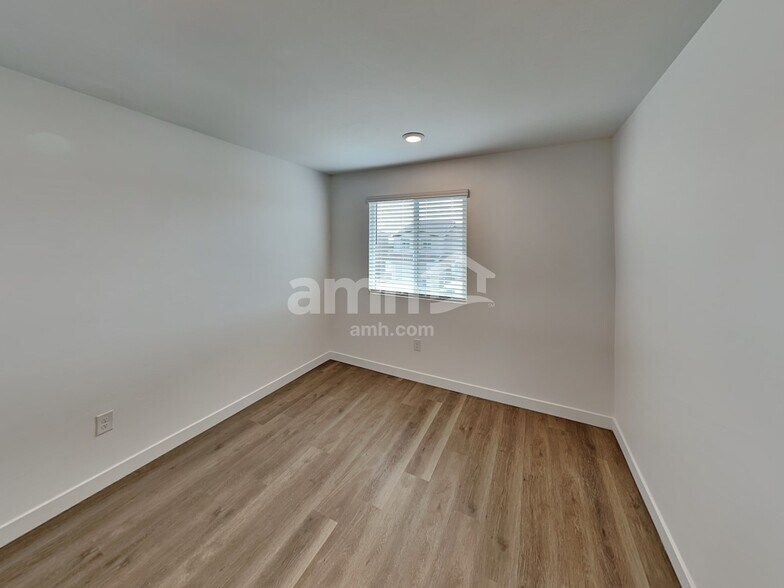 Building Photo - 6144 W Calle Lingo
