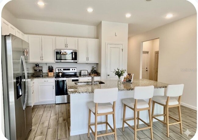 Building Photo - 421 Disa Dr