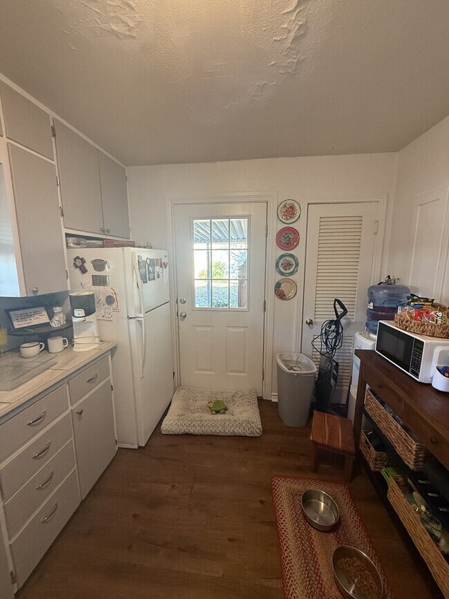 Building Photo - Charming 3-Bedroom Home with Spacious Yard