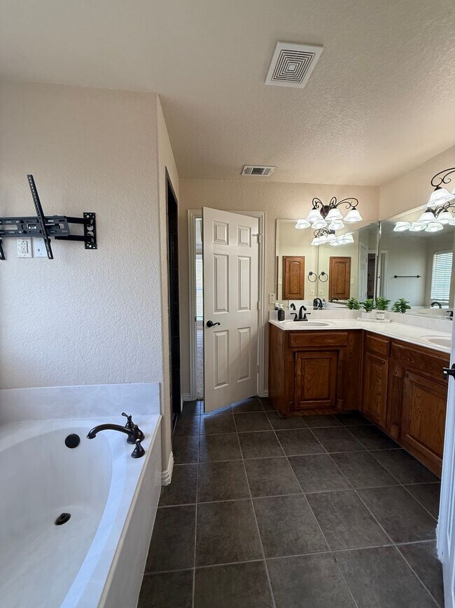 Building Photo - 5 bedroom - Great OUTDOOR LIVING - ALEDO ISD