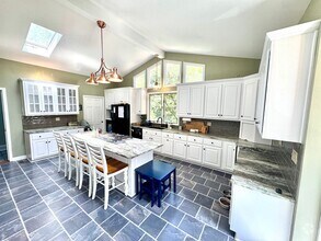 Building Photo - Charming 4-Bedroom Home in the Heart of Co...