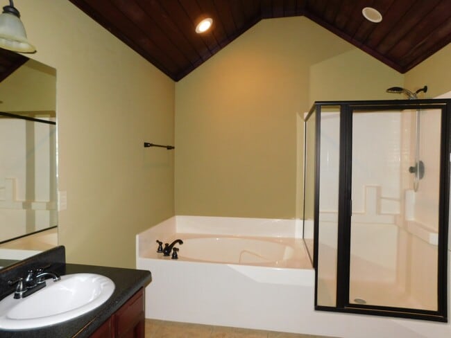 Building Photo - 3 Bedroom Home in the County