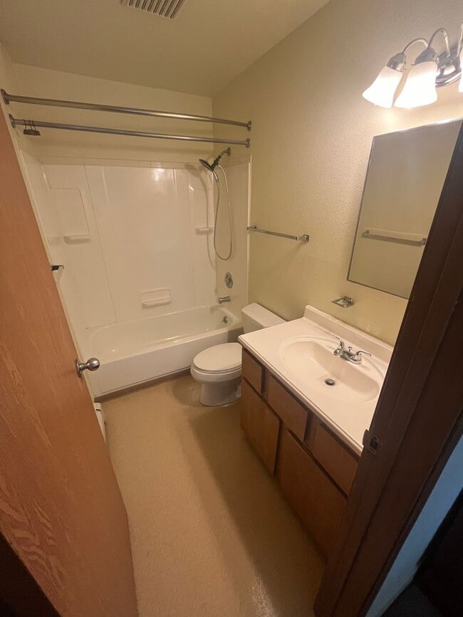 Building Photo - Partially furnished/heat included/4 bedroom