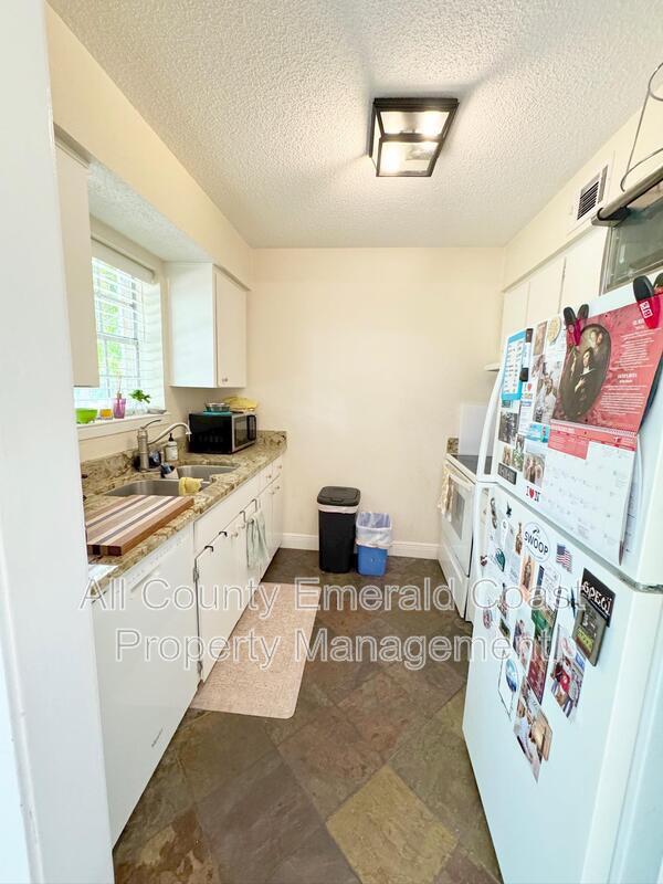 Building Photo - 105 Country Club Dr