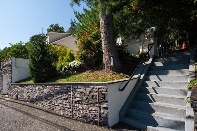 Building Photo - Beautiful 4BD Dutch Colonial Home in Harts...