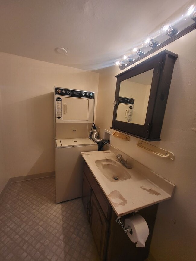 Building Photo - Clean, Well maintained ADU studio in town