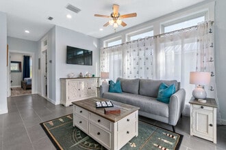 Building Photo - 11 Comares Ave S