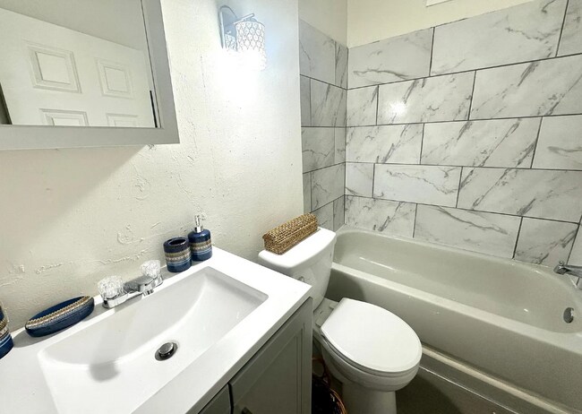 Building Photo - 1402 N 21st Ave