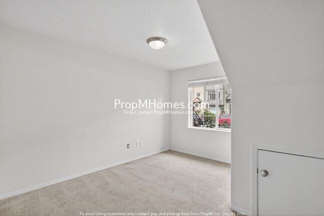 Building Photo - Spacious Three Bedroom Townhome in the Heart of Beaverton!