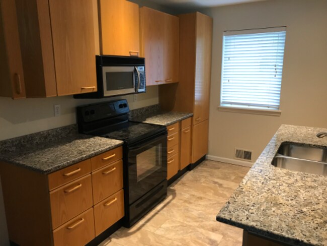 Building Photo - 5482 Country Club Ln