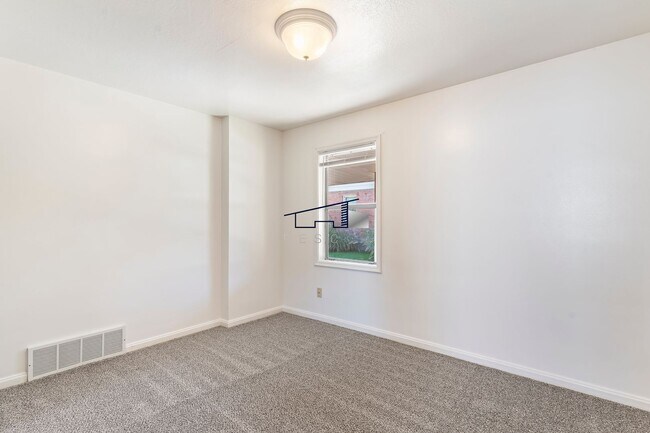 Building Photo - Quincy Duplex
