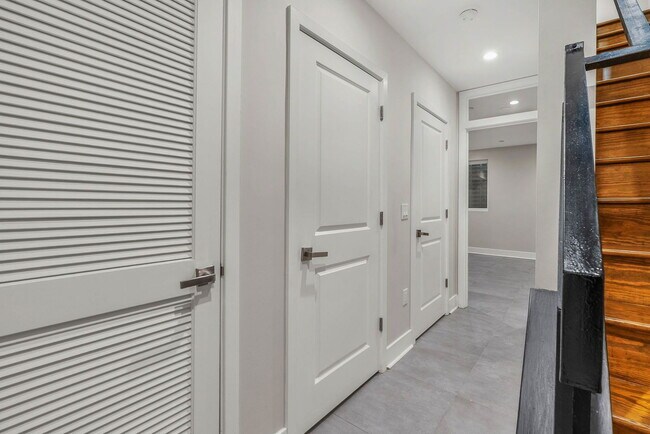 Building Photo - 1645 W Cabot St