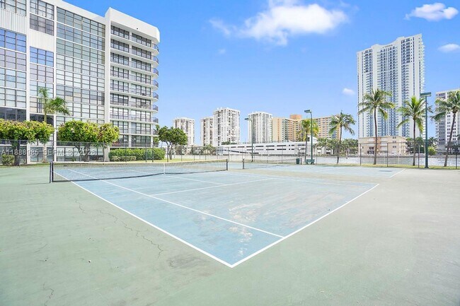 Building Photo - 800 Parkview Dr