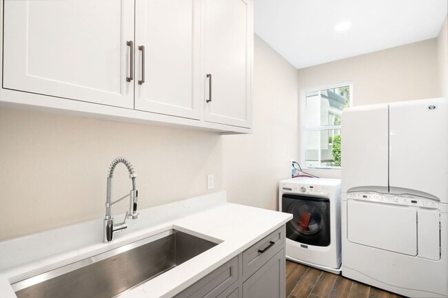 Building Photo - Luxury 6BD, 5BA Recently Remodeled Littlet...