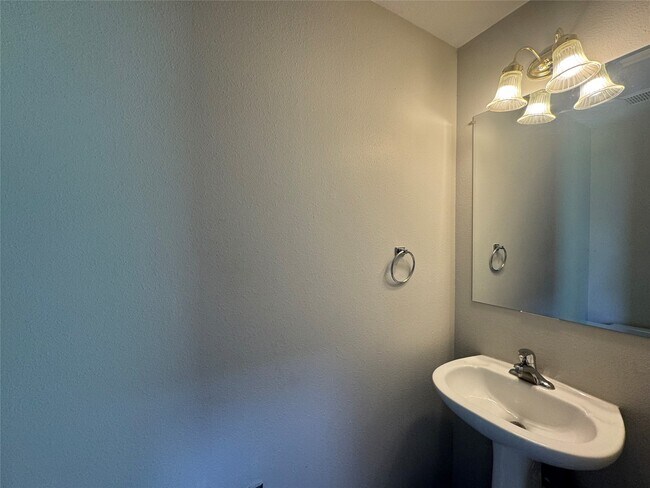 Building Photo - 5711 Vinemont Ln