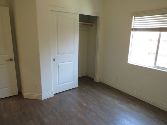 Building Photo - 305 Hampton Dr