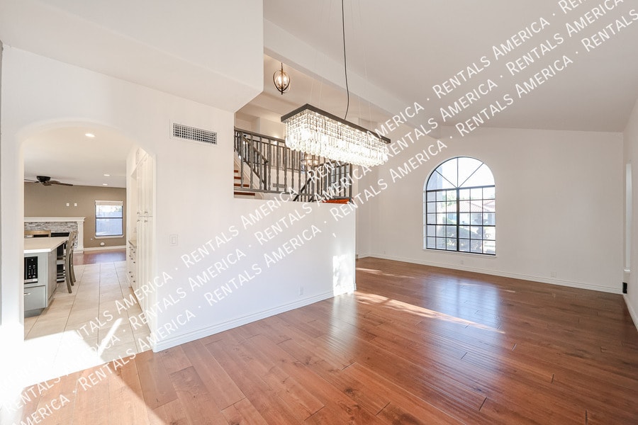 Building Photo - 5444 E Grovers Ave