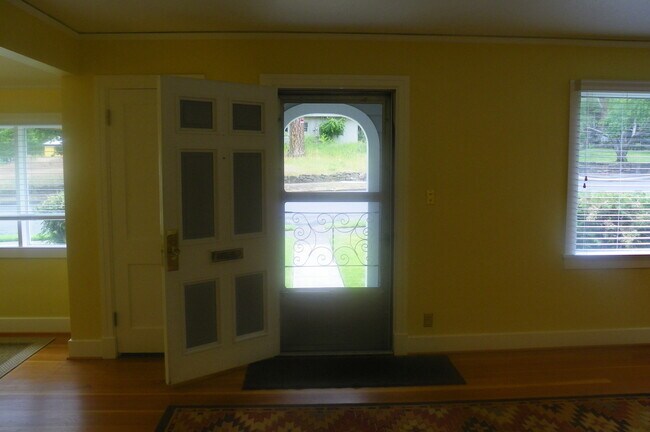 Building Photo - PETS CONSIDERED! Located in Bend's HISTORIC District, Walk to Drake Park! A/C, All Appliances, Ha...
