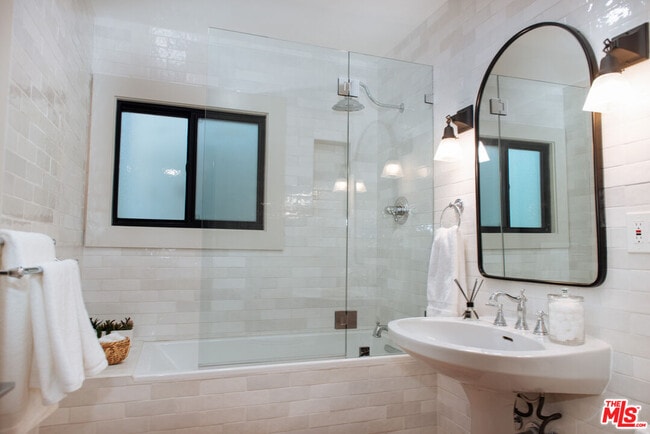 Building Photo - 1039 Havenhurst Dr