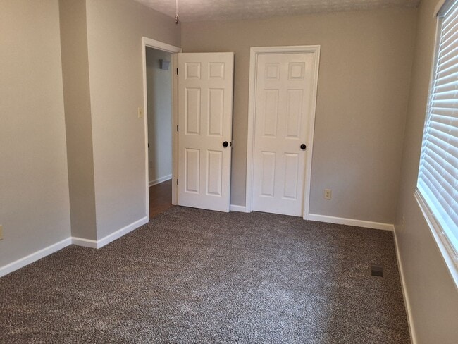 Building Photo - Strawberry Plains, 37871 - 3 bedroom, 2 bath home - Contact Sharon Arnwine (865) 313-7215