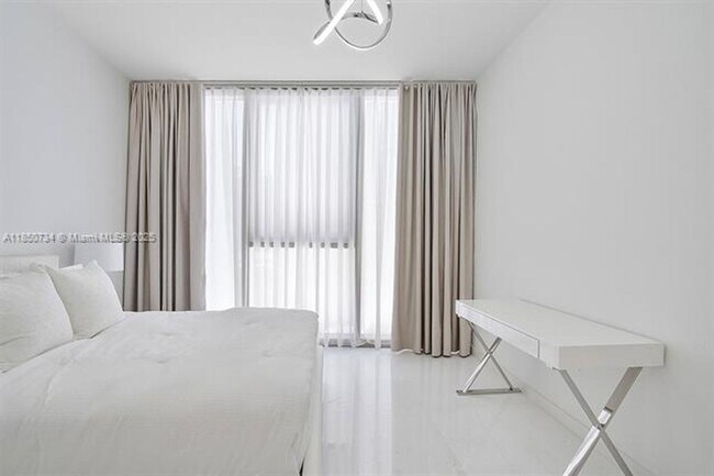 Building Photo - 300 Biscayne Blvd Way