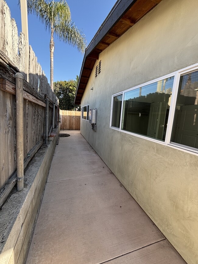 Building Photo - 851 N Vulcan Ave