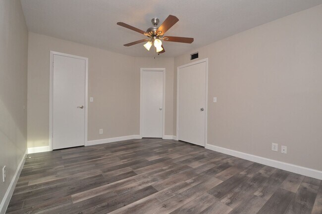 Building Photo - 1/1 Condo in Altamonte Springs ~ Gated Lakefront Community ~ LVP Flooring & Updated Kitchen/Bath!