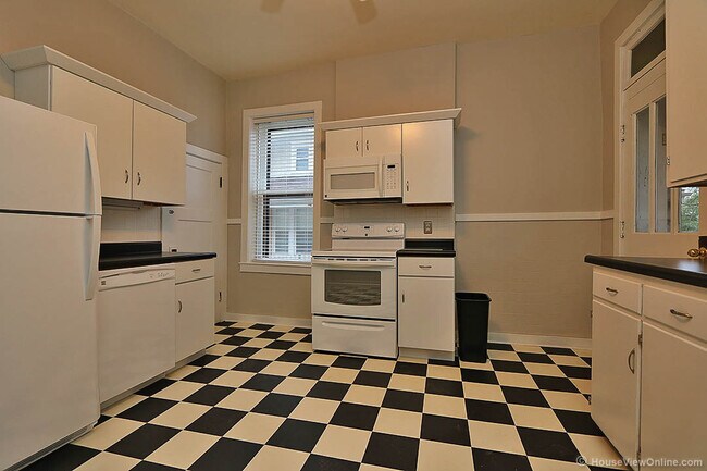 Building Photo - Three Story House Close to SEMO - June 2026- May 2027 Lease