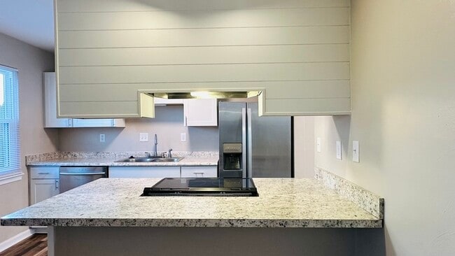 Building Photo - 3 BEDROOM END UNIT TOWNHOUSE FOR RENT IN V...