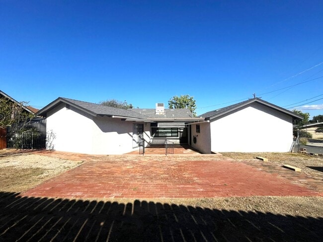 Building Photo - 3 bed, 2 bath located in Riverside!