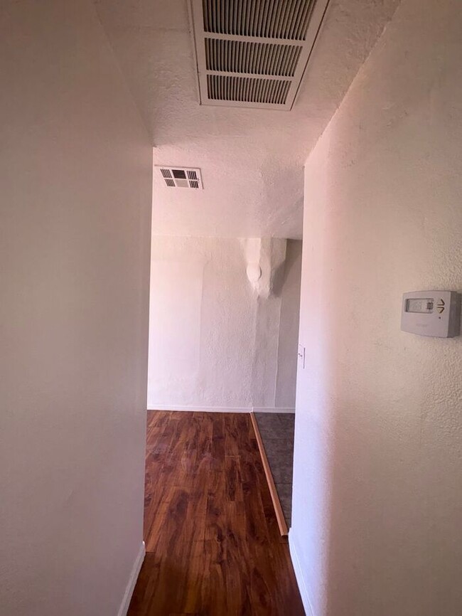 Building Photo - 8 Minutes from Downtown Phoenix!