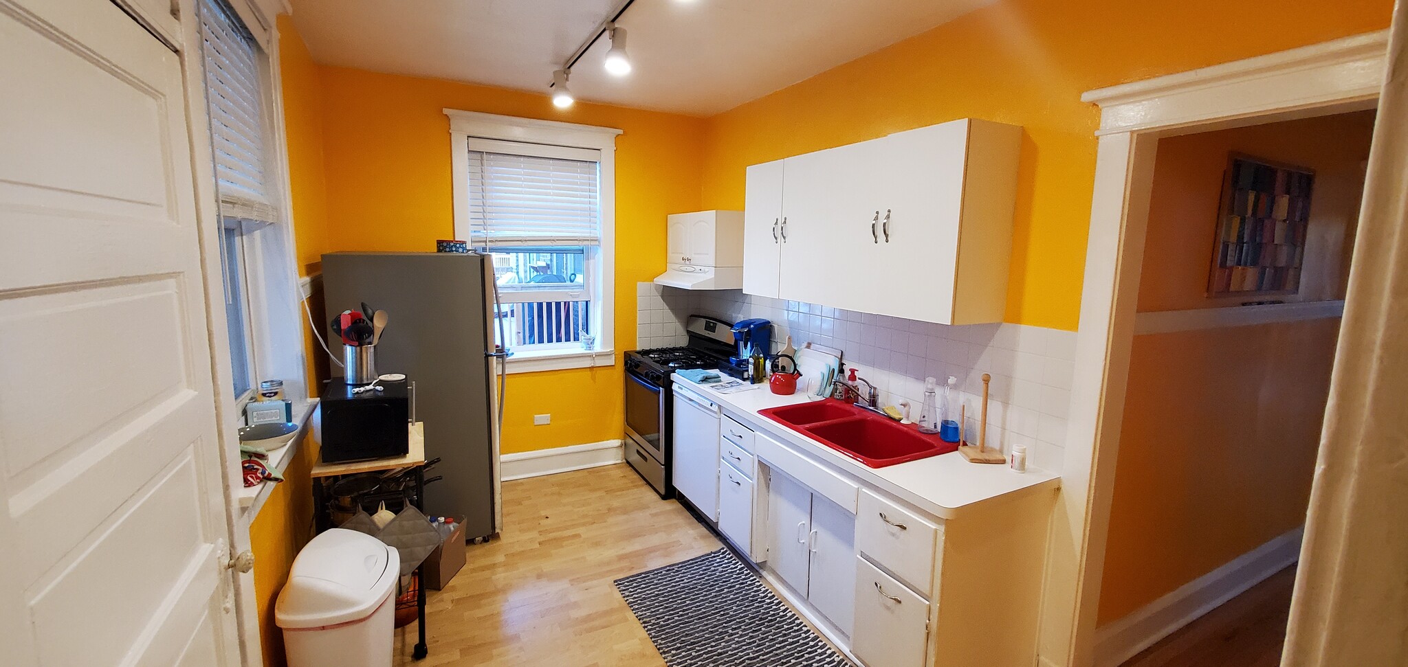 Kitchen - 6442 N Glenwood Ave