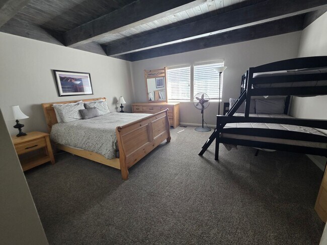 Building Photo - 3 Bedroom 3 Bath condo