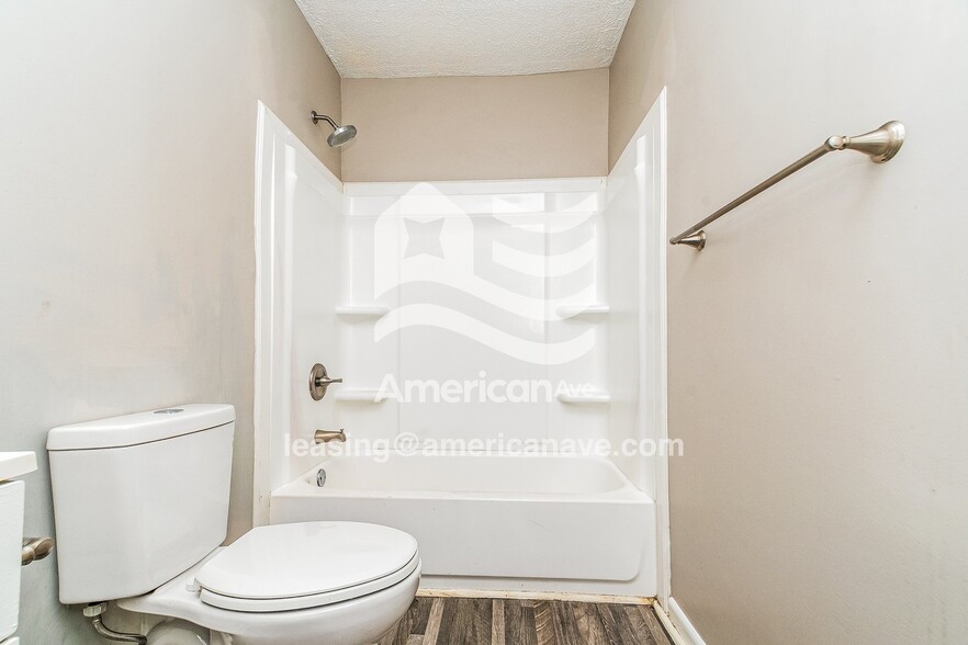 Building Photo - 1605 Blue Springs Rd