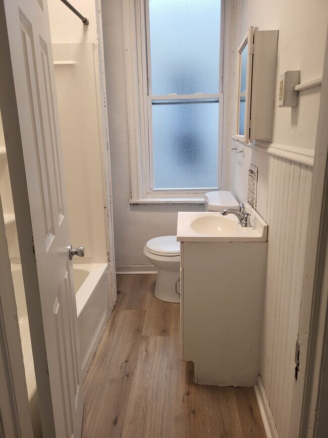 Building Photo - Available July 5, 2026! Spacious 4 bedroom/2 bath in Oakland - Close to Pitt Campus!