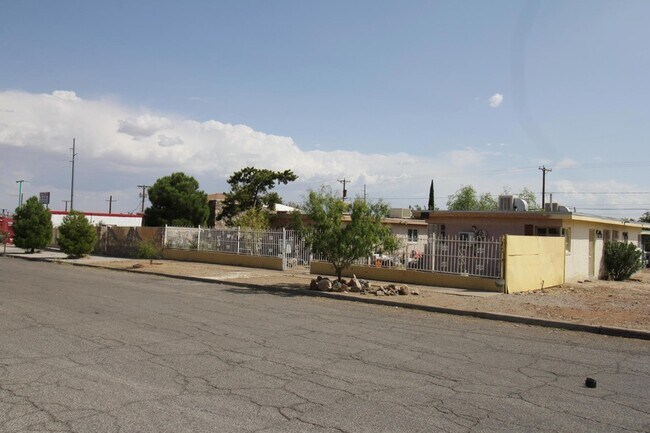 Building Photo - 3900 Flory Ave